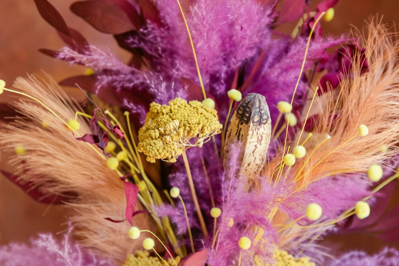 How to Dye Dried Flowers and Grasses Pretty Together