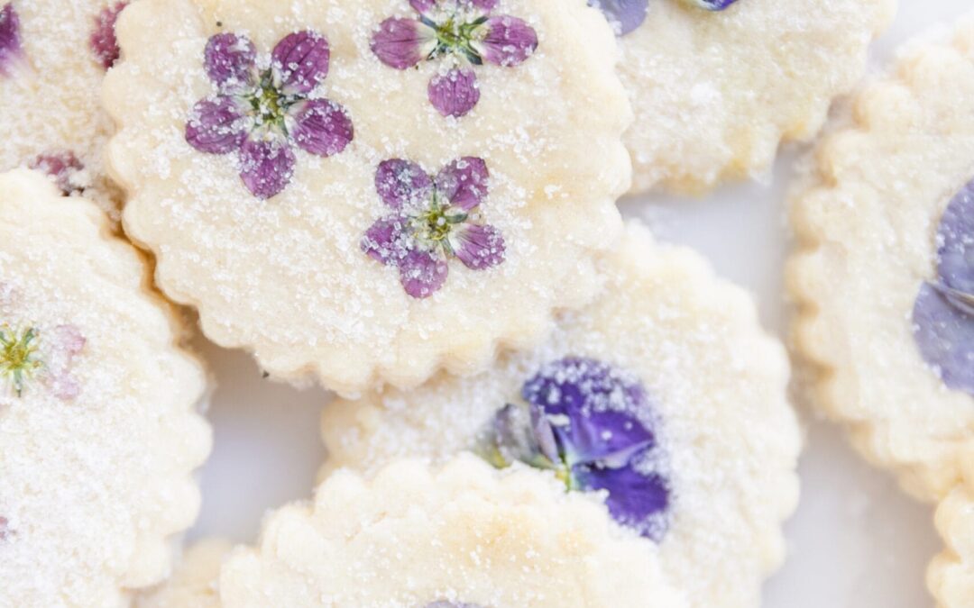 best-shortbread-cookies-topped-with-edible-flowers-spring-cookie ...